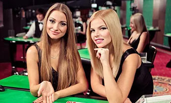 Người chơi đang cân nhắc lựa chọn trò chơi casino